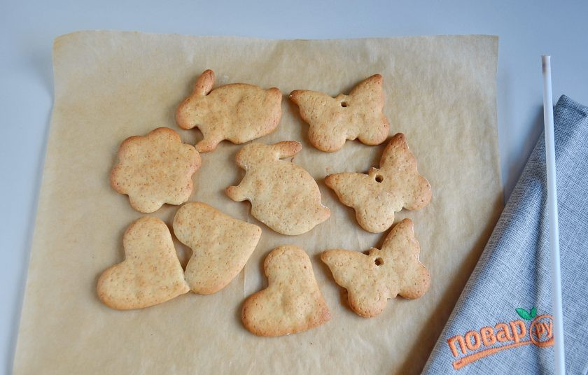 1. Этап. Печенье Елочные игрушки: Готовое печенье, пока горячее, очень мягкое, поэтому трубочкой можно сделать отверстия для ниточек, чтобы повесить их потом на ёлочку.