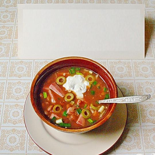 1. Этап. Деревенская похлебка из фасоли с ветчиной: 6. Готовую похлебку наливаем в глубокую тарелку или в глиняную миску, добавляем ложечку сметаны и порезанных зеленых оливок.