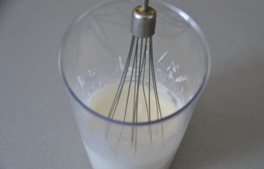 1. Этап. Кофе Бичерин: Взбейте сливки в мягкую пену.