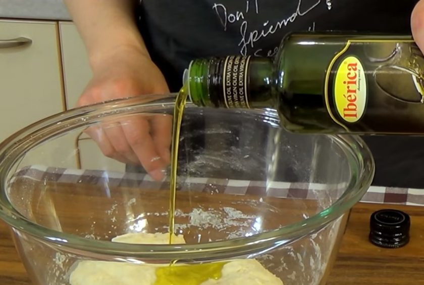 1. Этап. Хлебная коса с начинкой: 1. В теплой воде растворите дрожжи с сахаром. Просеянную муку смешайте с солью, добавьте к раствору дрожжей и заместите эластичное тесто. Добавьте оливковое масло и вымесите тесто в течение 10 минут.