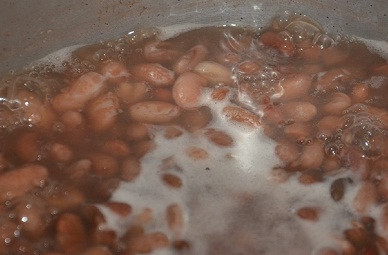 1. Этап. Постные паштеты: Пока жарятся овощи, поставим вариться фасоль. После замачивания она должна вариться чуть быстрее. Через час сцеживаем отвар, но не выливаем его. Он нам еще понадобится.