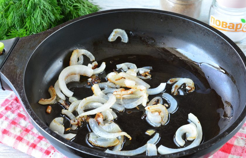 1. Этап. Куриная печень с грецкими орехами: На растительном масле обжарьте лук до золотистого цвета.