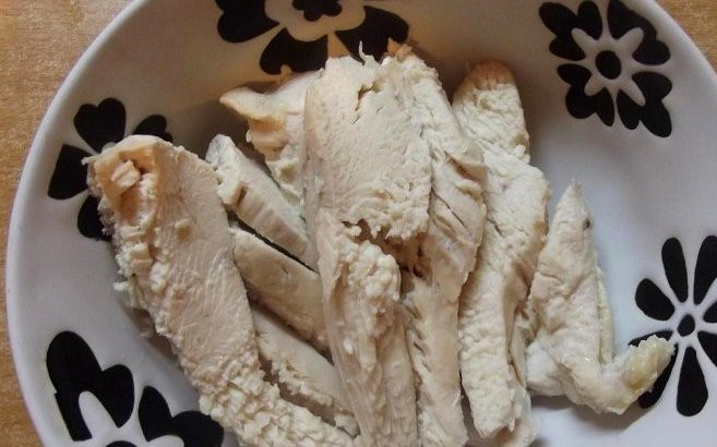 1. Этап. Шаурма с овощами: Когда готовое куриное филе немного остынет, нарезаем его на небольшие кусочки. В отдельной миске смешиваем сметану и измельченный чеснок, это будет наш соус.