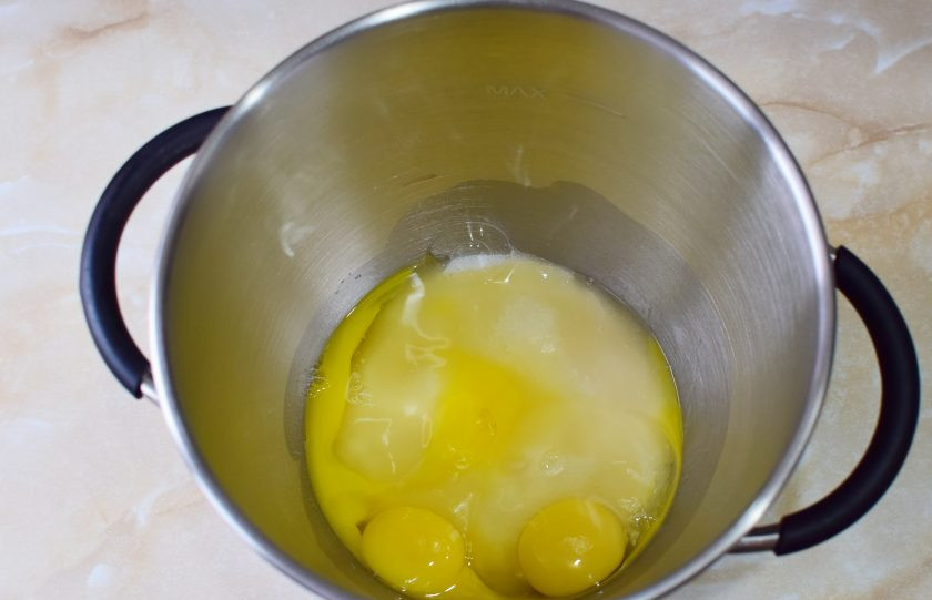 1. Этап. Клубнично-маковый торт: Яйца смешайте с сахаром и взбейте в пышную густую массу.