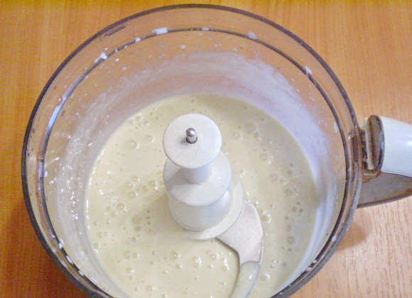 1. Этап. Сыроедческое банановое мороженое: Пюрируйте массу до тех пор, пока она не станет однородной.