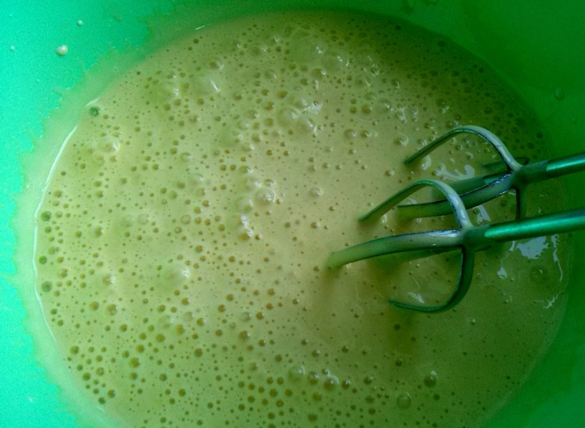 1. Этап. Пряники на Новый год: Влейте смесь тонкой струйкой в яйца, постоянно взбивая миксером.