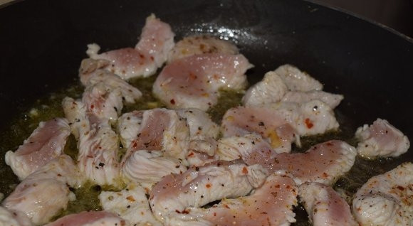 1. Этап. Индейка в сливочно-грибном соусе: Разогреваем сковороду с растительным маслом, обжариваем на ней кусочки индейки минуты 4-5 до легкой румяной корочки. Не надо сильно зажаривать, мясо будет сухим, и никакой соус не поможет.