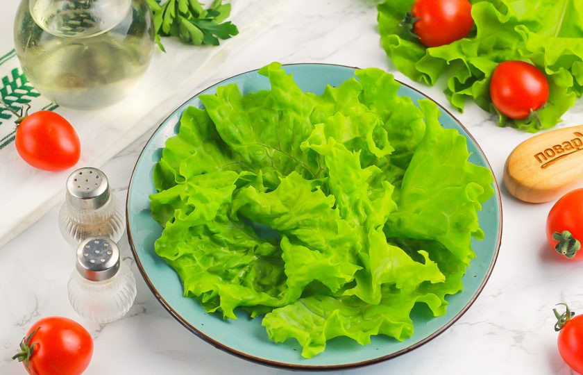 1. Этап. Салат с копченой треской и авокадо: Промойте листья салата, оборвите нижнюю жесткую часть, стряхните лишнюю влагу и выложите на тарелку или блюдо.