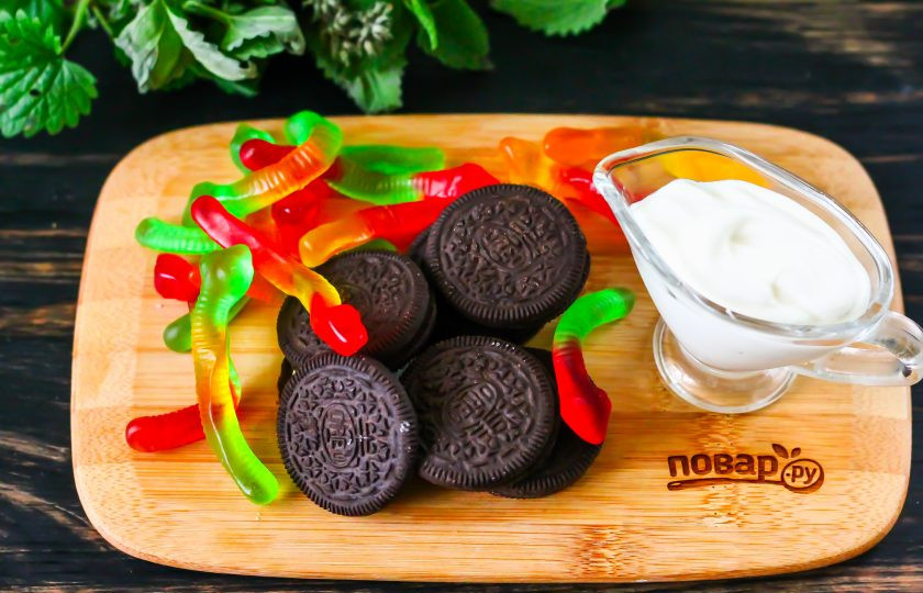 1. Этап. Десерт с червями и Орео на Хэллоуин: Подготовьте указанные продукты.