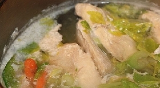 1. Этап. Суп рисовый с картофелем: Отправьте сельдерей обоих видов и картошку в кастрюлю с бульоном.