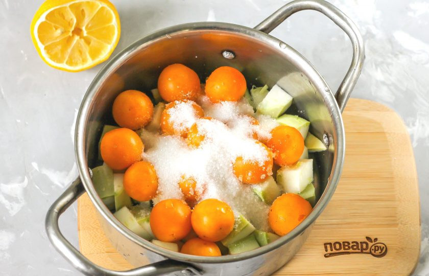 1. Этап. Компот из кабачков и алычи: Всыпьте сахарный песок и влейте лимонный сок. По желанию замените его лимонной кислотой в количестве 2 щепоток.