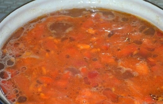 1. Этап. Картофельный суп со свининой: 7. Обжарьте овощи минут 5, помешивая. Добавьте соль, перец, специи по вкусу. Переложите их в кастрюлю.