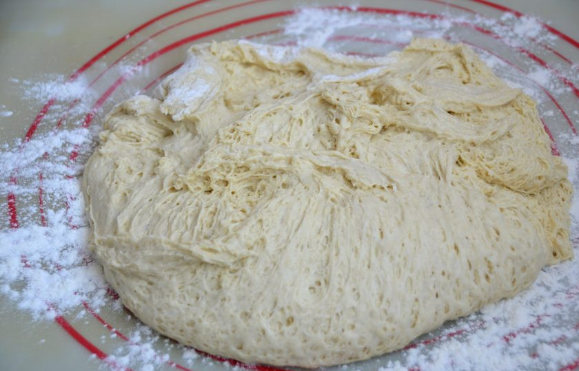 1. Этап. Кукурузный хлеб на дрожжах: Присыпьте рабочую поверхность стола мукой, выложите тесто.