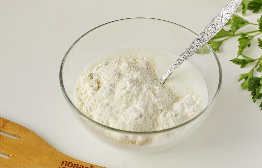 1. Этап. Лепешки с творогом на кефире: Все перемешайте и частями введите муку.