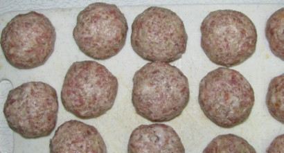 1. Этап. Биточки в духовке: 6. Когда фарш готов необходимо сформировать кругленькие биточки. Чтобы легче было работать с фаршем, руки можно немного смочить в холодной воде.