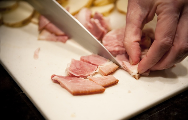 1. Этап. Картофельная запеканка с беконом: Нарезаем ветчину.