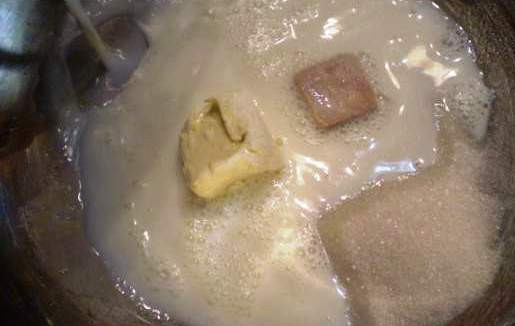 1. Этап. Рулет со смородиной: Растворите в теплом молоке дрожжи и сахар, добавьте мягкий маргарин, яйцо и белок второго яйца, перемешайте.