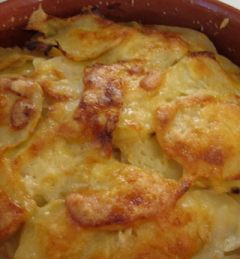 1. Этап. Свинина запеченная в мультиварке: Залейте сыр майонезной заливкой и на режиме 