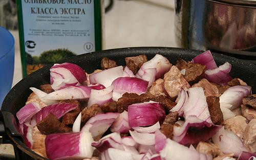 1. Этап. Тыква по-итальянски: 3. Теперь кубиками режем лук, и затем добавляем его к мясу. Морковь нарезаем большими кусками и добавляем ее к мясу. Тушим все приблизительно минут десять.