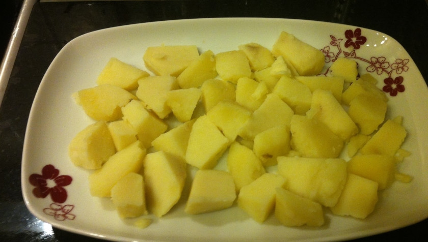 1. Этап. Малагский салат: Поставьте вариться яйца, тем временем выложите на блюдо слой картофеля.