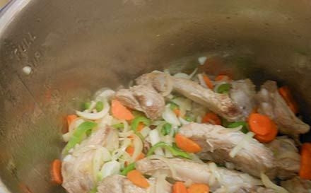 1. Этап. Ребрышки ягненка, тушенные с картошкой: Нарезанные овощи добавьте в чашу мультиварки. Готовьте всё вместе 7 минут. Добавьте соль, перец и специи.