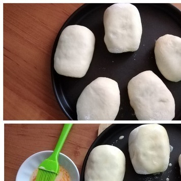 1. Этап. Школьные котлеты в тесте: Завёрнутые котлеты укладываем на противень. У меня небольшой электрошкафчик на 18 л, печёт хорошо и быстро. Я буду выпекать на форме для пиццы. Она у меня D-24 см, антипригарная. В самый раз для моей духовки. Поместилось на неё 5 котлет в тесте. Ставим котлеты в тесте в тепло, чтобы тесто подросло минут на 15. Я грею духовку для этого до Т-50 С. Теперь нужно в блюдце соединить желток с молоком и обмазать верх теста, чтобы было румяно и красиво. Нагреваем духовку до Т-180 С и ставим котлеты для выпечки. У меня выпекались 20 минут. Ориентируйтесь на свою духовку.