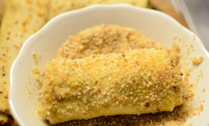 1. Этап. Блинчики с овощной начинкой: Затем обваляйте в панировочных сухарях.