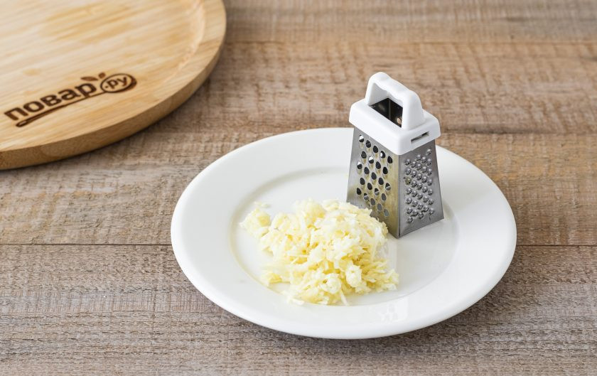 1. Этап. Помидоры с чесноком без уксуса на зиму: Чеснок натрите на тёрке или пропустите через пресс. Нам потребуется 1 ст.л. тертого чеснока.