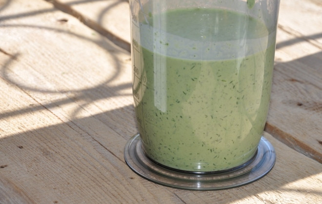 1. Этап. Холодный огуречный суп на йогурте: 2. В чашу блендера закидываю все продукты, добавляю йогурт, кефир, оливковое масло, лимонный сок (одной половинки), немного солю и взбиваю до однородности.