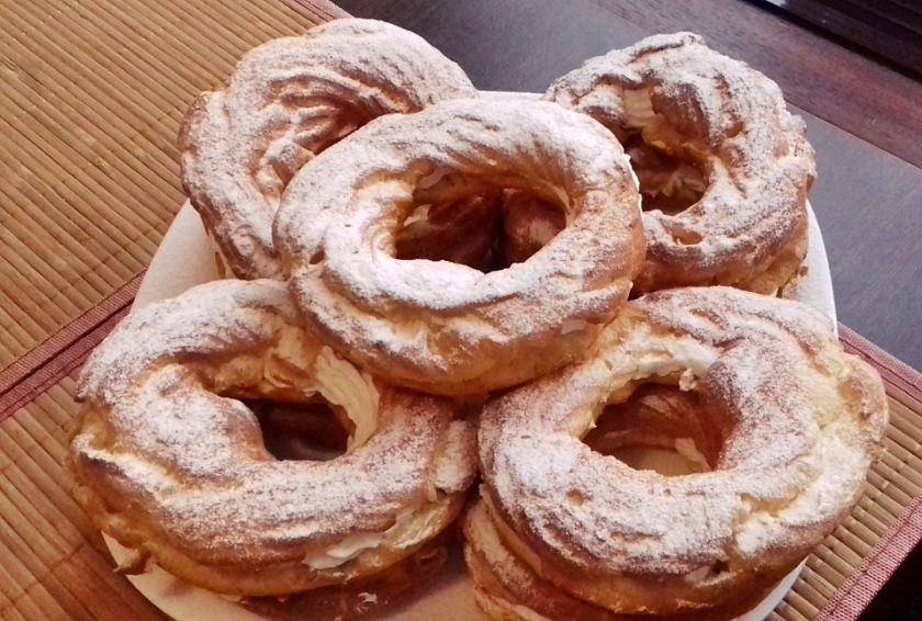 1. Этап. Заварные кольца с творожным кремом: Готовые кольца можно посыпать сахарной пудрой. Приятного чаепития!