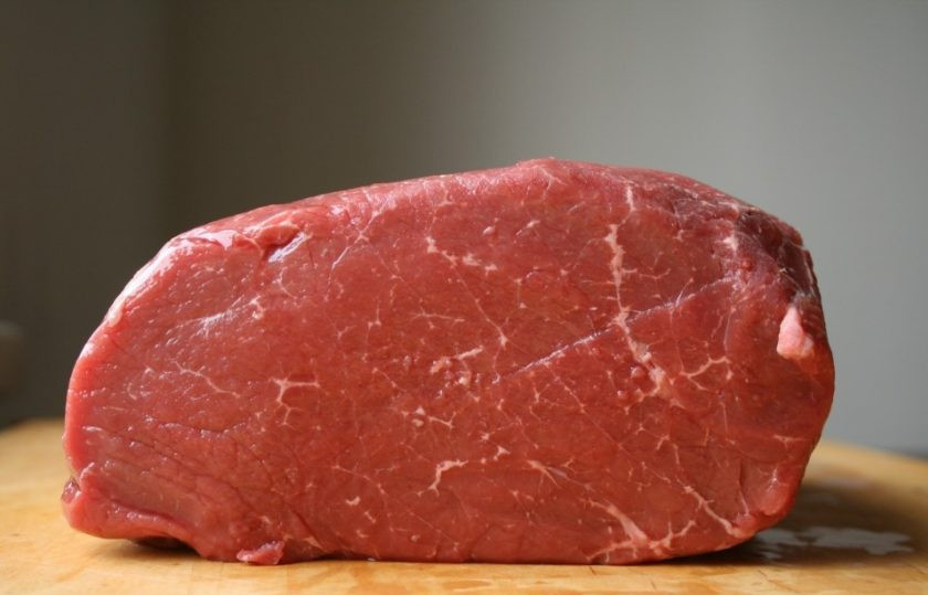 1. Этап. Мясной фарш: 1. Мясо вымойте и предварительно отправьте его в холодильник, так гораздо удобнее с ним работать.