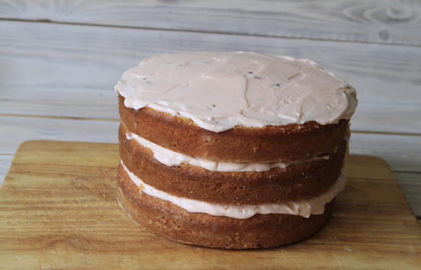 1. Этап. Торт на День Рождения своими руками: Соберите торт, обильно смажьте кремом.