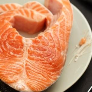 1. Этап. Лосось с соусом из авокадо: Из стейков при помощи пинцета удаляем мелкие косточки.