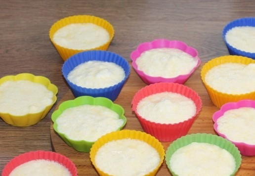 1. Этап. Ванильно-медовое суфле из поленты: 12. Распределяем смесь по формочкам для запекания. При раскладке, смесь перемешиваем в ковшике.