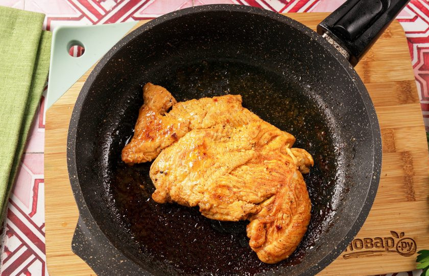 1. Этап. Салат с курицей, помидором и пекинской капустой: Затем обжарьте на сковороде, с двух сторон, до готовности. Дайте остыть.