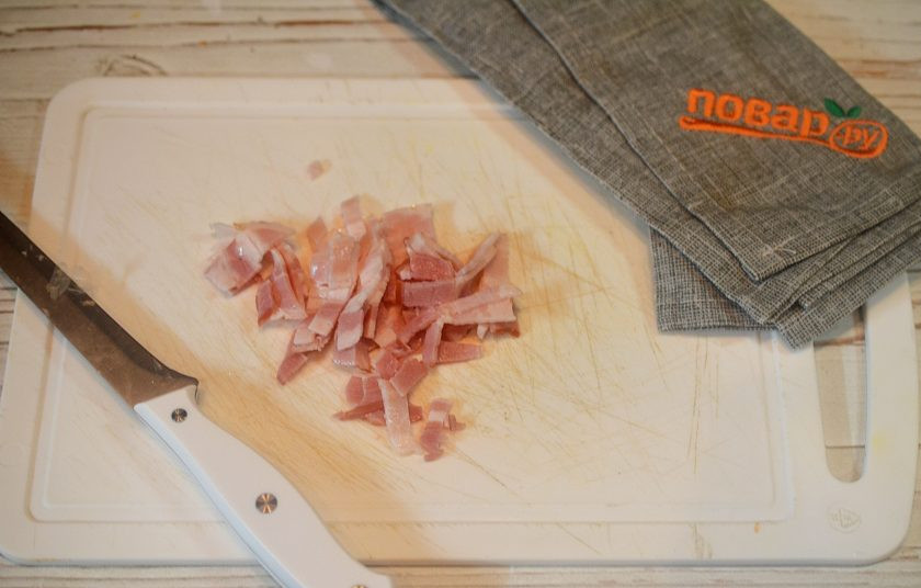 1. Этап. Говядина по-цыгански: 7. Грудинку нарежьте соломкой и добавьте в сковороду вместе с лавровым листом.