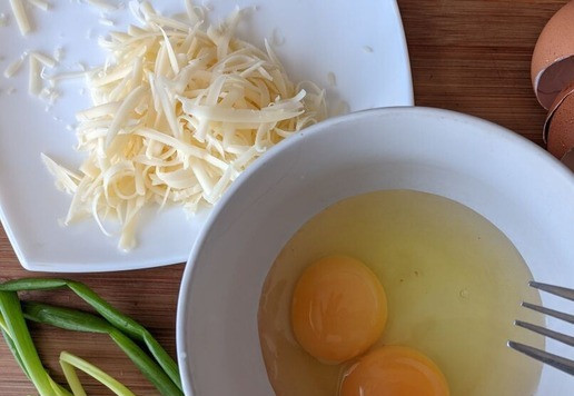 1. Этап. Техасские тосты с индейкой и яичницей: В миску разбиваем яйца. Зелёный лук режем колечками, сыр трём на тёрке.