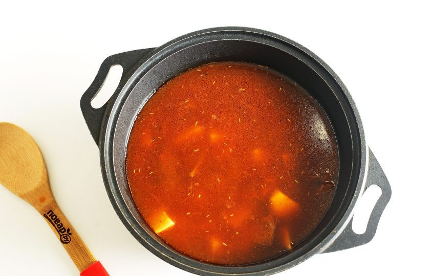 1. Этап. Суп гуляш по-тирольски: Залейте всё горячей кипячёной водой. Вода должна покрывать содержимое кастрюли на 2-3 см. Готовьте до полуготовности картофеля.