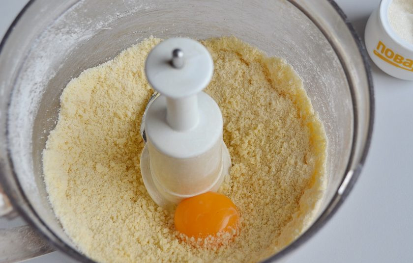 1. Этап. Ванильный сметанник: 3. Добавьте один куриный желток, снова включите машинку на минуту-другую, чтобы замесилось тесто.