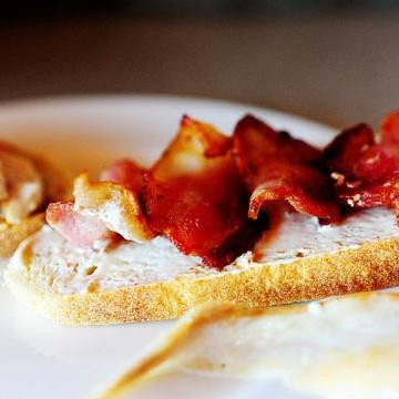 1. Этап. Панини с курицей и беконом: 5. Выложить кусочки жареного бекона поверх хлеба, смазанного соусом.