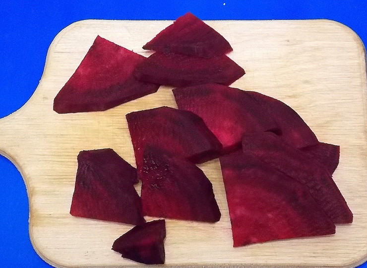 1. Этап. Свекольный квас: Почистите и порежьте свеклу на пластины.