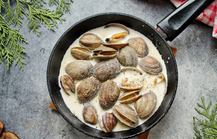 1. Этап. Вонголе в сливочном соусе: Влейте сливки, посолите, поперчите и перемешайте. Готовьте в течение двух минут, но, не доводя до кипения. Соус должен загустеть, после чего снимите с огня и сразу подавайте блюдо к столу.