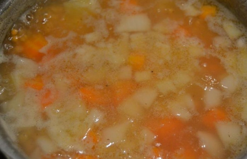 1. Этап. Чечевичный суп в хлебе: 4. Картофель, обжаренный лук и морковь добавьте к чечевице в кастрюлю. И варите 20 минут (пока картофель и чечевица не станут мягкими). Добавьте соли и перца по вкусу.