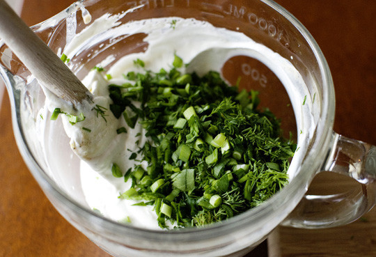 1. Этап. Соус Ранчо бланко: 3. Измельчите вымытую свежую зелень. Это может быть петрушка, укроп, зеленый лук, базилик и даже пару листочков мяты, например. Добавьте в соус.