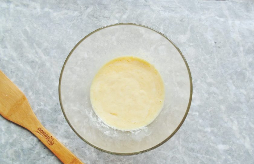 1. Этап. Заливной пирог с курицей и кабачком: Добавьте в миску кефир. Перемешайте.