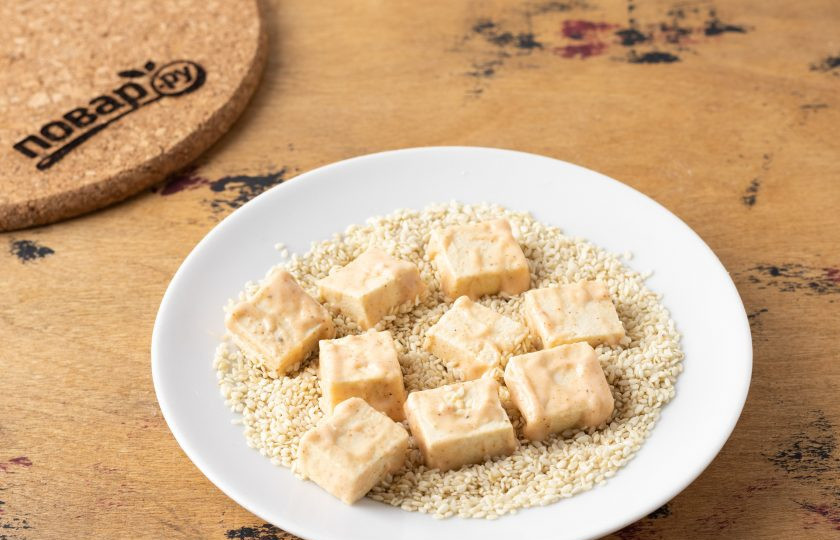 1. Этап. Хрустящий тофу в кунжуте: Затем обваляйте в кунжуте.