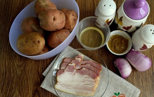 1. Этап. Королевский картофельный салат: Духовку разогрейте до 190 °C. Подготовьте необходимые продукты для первого салата с беконом. Картофель тщательно вымойте, лук очистите.