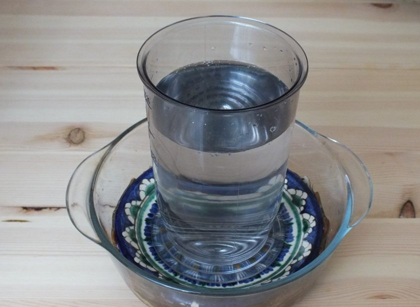 1. Этап. Засолка опят горячим способом: Сверху положите тарелку , а на нее поставьте груз. В таком виде отправьте в прохладное место на 1 неделю.