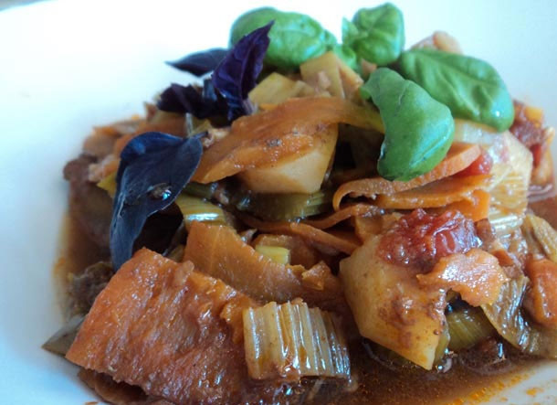 1. Этап. Свинина, тушенная в пиве: Готовую свинину, тушенную в пиве, подавайте с пылу с жару, можете украсить листьями мяты или базилика. Приятного аппетита!