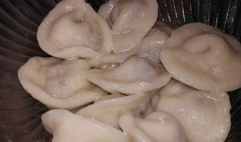 1. Этап. Пельмени из говяжьего фарша с луком: 8. Я готовила ребенку, поэтому не добавляла ничего, кроме сливочного масла. Вы же кушайте их с майонезом, сметаной, горчицей или другими добавками по вкусу.